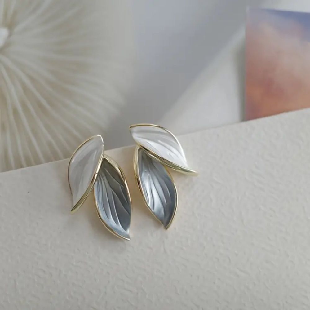 ✨🆕✨ Elegant Chic Minimalist Leaf Stud Earrings✨ - Picture 5 of 9